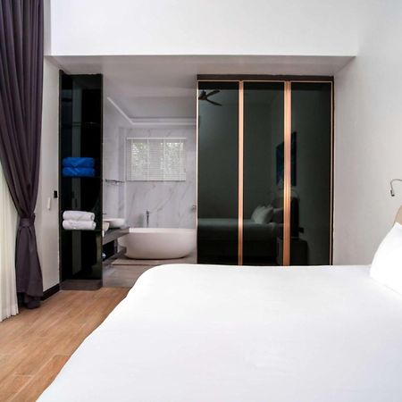 Villa Sky - Luxury 4Br Getaway In Phuket Ban Kata Bagian luar foto